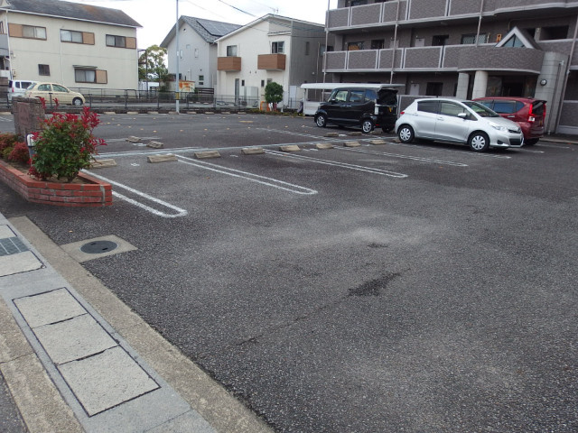 スカイピュア１６の駐車場