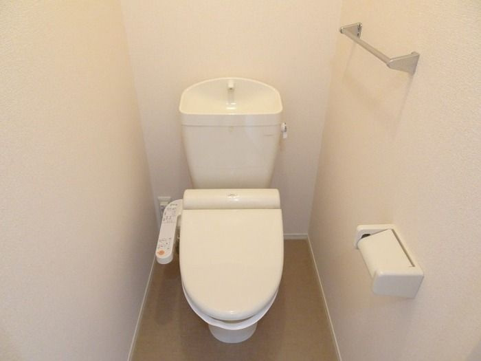 ダイマーレのトイレ|落ち着いた色調のトイレです