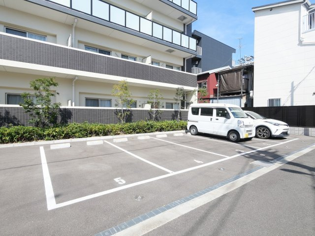 ベルンガーデン林寺の駐車場