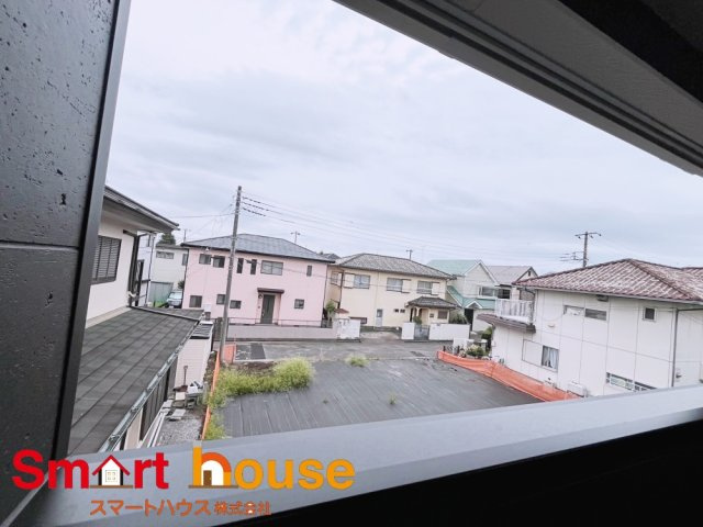 相模原市中央区光が丘第13の展望|開放的なバルコニーは見晴らしもよく、太陽の温かな温もりをめいっぱい受け止めてくれます。太陽の光と爽やかな風を受けたお洗濯物はあっという間に乾き、取りこむ時には太陽の匂いを感じられそうですね。