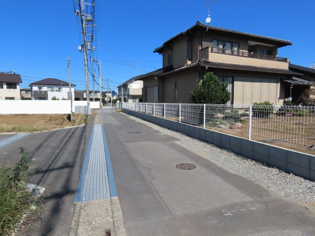 坂戸市鎌倉町売地の前面道路含む現地写真