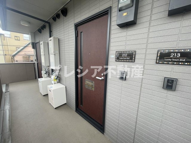 ラッキータウン 2番館の玄関