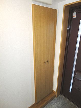 サンライズ東櫛原の玄関|玄関収納もあるので、片付いた玄関がキープできます