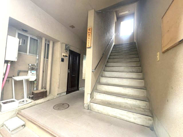栄和第１マンションのエントランス