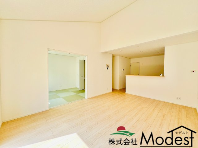 前橋市青柳町の居間・リビング|ご家族も自然と集まる、居心地の良いリビングは、勾配天井で開放感UP♪