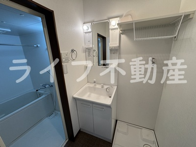 リビングライフ花園西町の独立洗面台|独立洗面化粧台が付いています