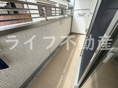 リビングライフ花園西町のバルコニー|暖かな日差しのふりそそぐバルコニー