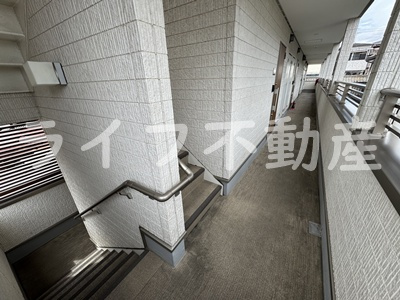 リビングライフ花園西町のロビー|落ち着いたロビーです