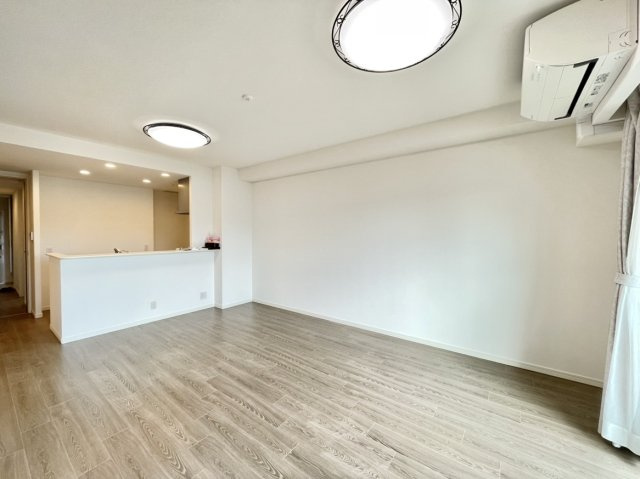 アルファパーク高知駅の居間・リビング|約１６．２帖のLDK。対面式カウンターキッチンで対話も弾みます。
