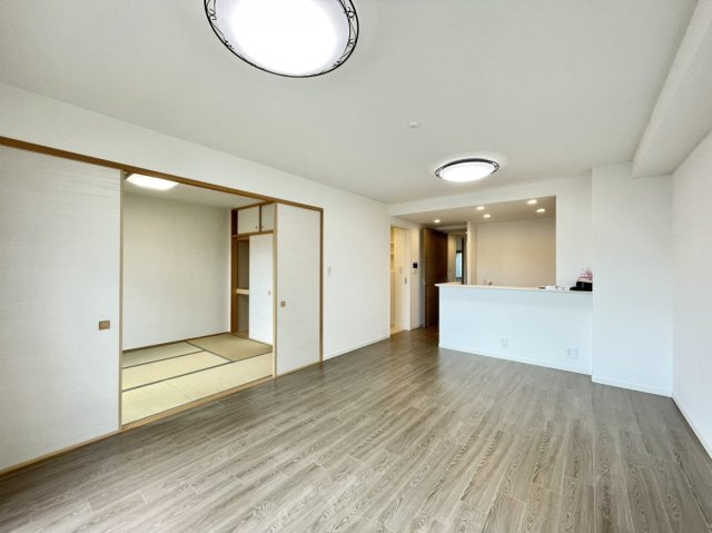 アルファパーク高知駅の居間・リビング|和室はリビングと一体での使用も可能です。