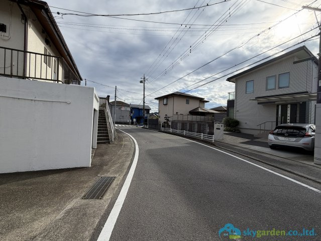 小田原市小竹　中古戸建の前面道路含む現地写真