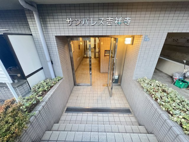 サンパレス吉祥寺のエントランス