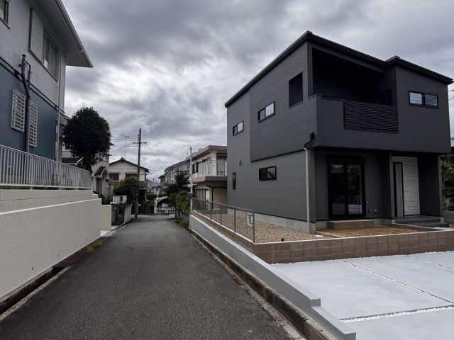 三木市志染町中自由が丘3丁目新築戸建の前面道路含む現地写真