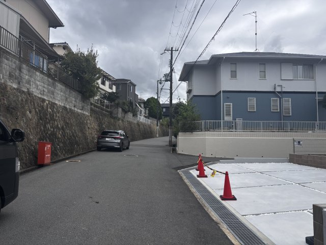 三木市志染町中自由が丘3丁目新築戸建の前面道路含む現地写真