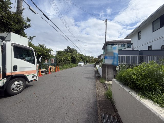 三木市志染町青山５丁目戸建の前面道路含む現地写真