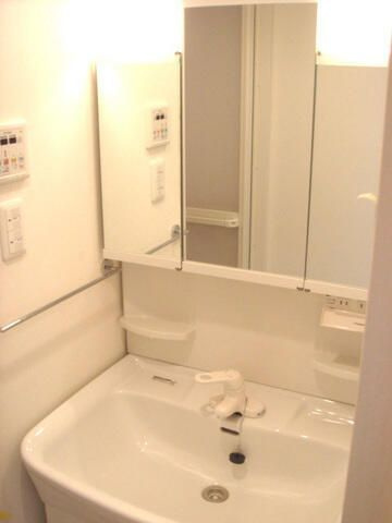 リヴェール三軒茶屋の独立洗面台