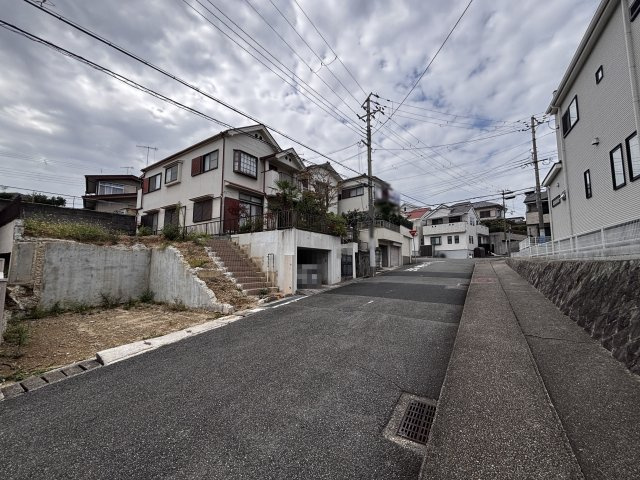 神戸市垂水区神陵台5丁目新築戸建の前面道路含む現地写真
