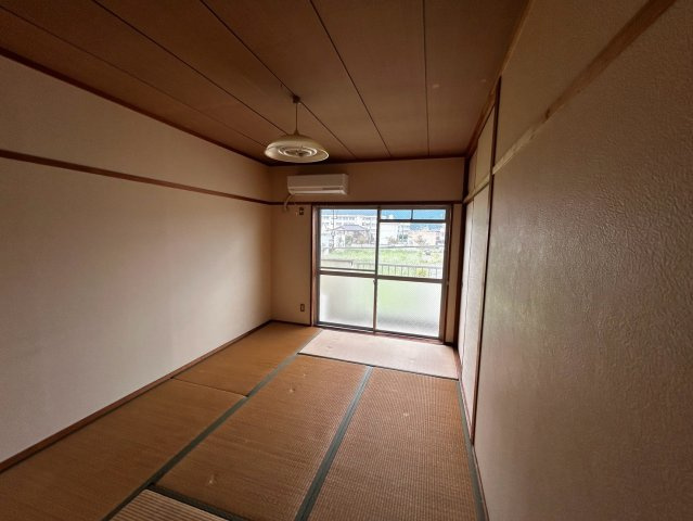 西条ロイヤルハイツの和室