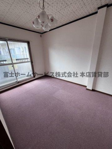苅田3丁目連棟戸建の洋室