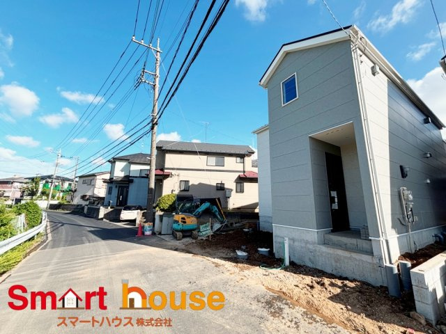 町田市小山町全2棟の前面道路含む現地写真|周囲の街並みと青空に生えるお洒落な仕上がり！周囲には高い建物のないエリア。青い空が大きく感じますね♪