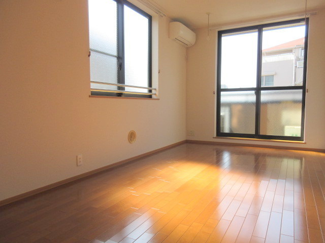 エステート東綾瀬の居間・リビング|★２面採光の明るい角部屋です★