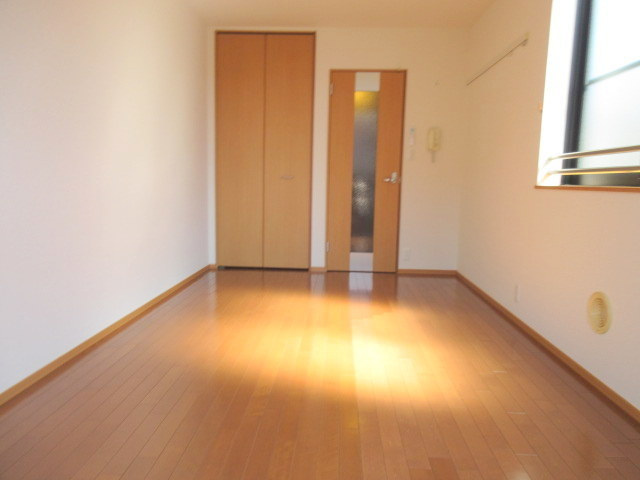 エステート東綾瀬の居間・リビング|★２面採光の明るい角部屋です★