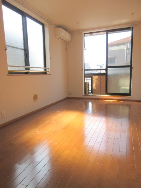 エステート東綾瀬の居間・リビング|★２面採光の明るい角部屋です★
