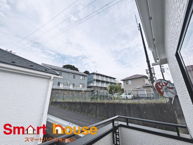 町田市金井ヶ丘２丁目全３棟の展望|開放的なバルコニーは見晴らしもよく、太陽の温かな温もりをめいっぱい受け止めてくれます。太陽の光と爽やかな風を受けたお洗濯物はあっという間に乾き、取りこむ時には太陽の匂いを感じられそうですね。