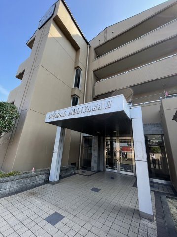グローバル守山Ⅲ　4Fのエントランス