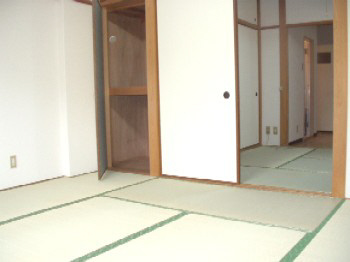 発春八坂ハイツの洋室