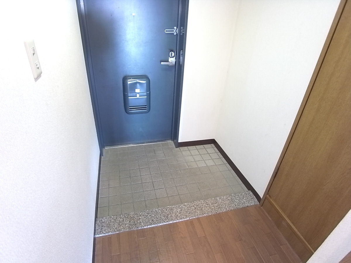 プラウクリエイトの玄関
