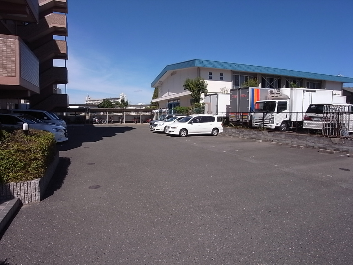 プラウクリエイトの駐車場