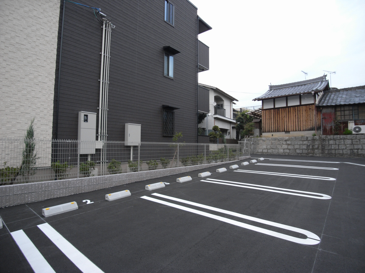 ルミエール　ハタの駐車場