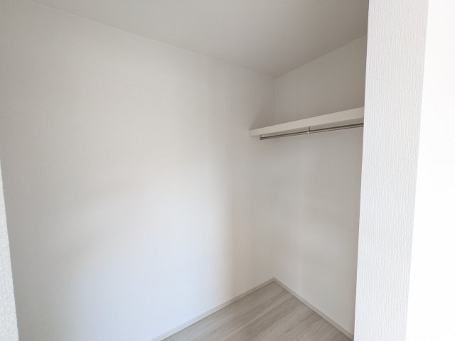 つくばみらい市西ノ台　2期　新築戸建ての収納|大容量のウォークインクローゼット。衣類はもちろん、スーツケースや季節の家電もまとめて収納でき、居室空間をすっきりと保ちます。
