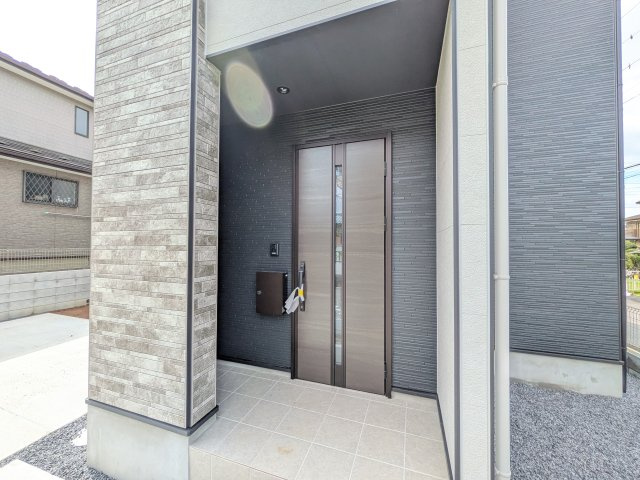 つくばみらい市西ノ台　2期　新築戸建ての玄関|お洒落な玄関ドアと洗練された外壁デザイン。家の顔にふさわしい上質な佇まいで、ご家族やお客様を迎えます。