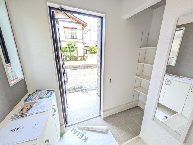 つくばみらい市西ノ台　2期　新築戸建ての玄関|家族全員の靴がスッキリ片付く大容量シューズボックス完備。
お客様を気持ちよく迎えられる、明るく清潔感あふれる玄関です。