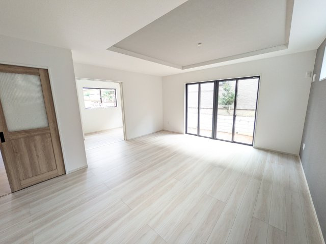 つくばみらい市西ノ台　2期　新築戸建ての居間・リビング|居心地の良いデザインと機能性を両立。ご友人を招いたり、趣味を楽しんだり、様々なシーンで活躍する団らんの中心地です。