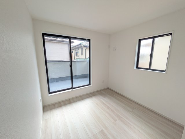 つくばみらい市西ノ台　2期　新築戸建ての洋室|たっぷり収納と明るい窓で、片付けも気持ち良くできる洋室。
お子様の「自分の部屋が欲しい」という夢を叶えます。