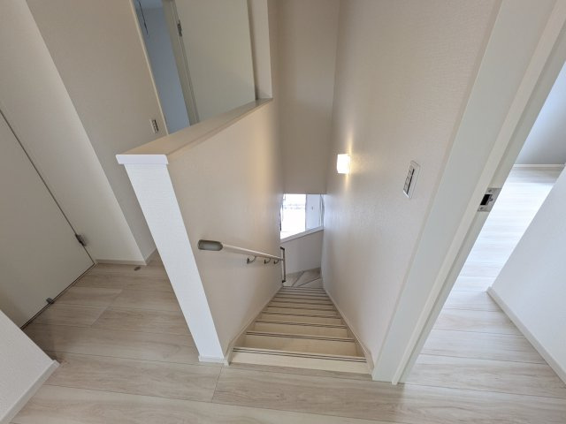 つくばみらい市西ノ台　2期　新築戸建ての内装|窓付きで明るい階段は、手すり付きでお子様からご年配の方まで安心して上り下りができます♪