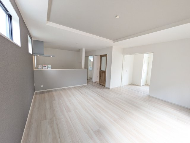 つくばみらい市西ノ台　2期　新築戸建ての居間・リビング|家族の会話が自然と弾む、広々としたゆとりのLDK。南向きの窓からたっぷりの光が射し込む明るく快適な空間です。