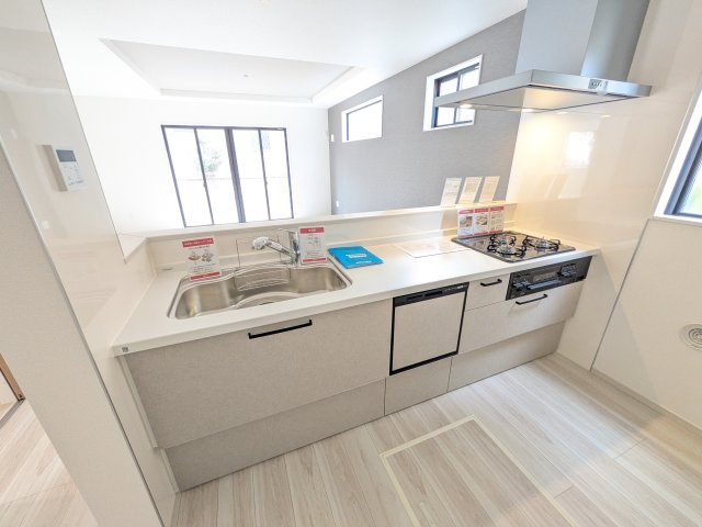 つくばみらい市西ノ台　2期　新築戸建てのキッチン|料理がもっと楽しくなる広々としたワークトップ。お手入れしやすい素材を採用し、日々の掃除もラクラクこなせます。
