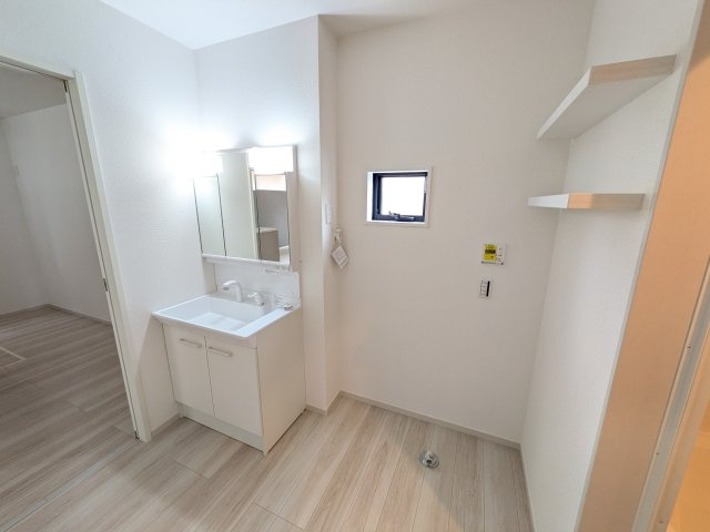 つくばみらい市西ノ台　2期　新築戸建ての独立洗面台|三面鏡の洗面化粧台はミラー扉の内側がすべて収納スペースになっており、収納力も魅力的です♪
ボックスティッシュも収納可能で、可変トレイは収納物に応じて高さ調整ができます！
取り外して洗えるので清潔です♪