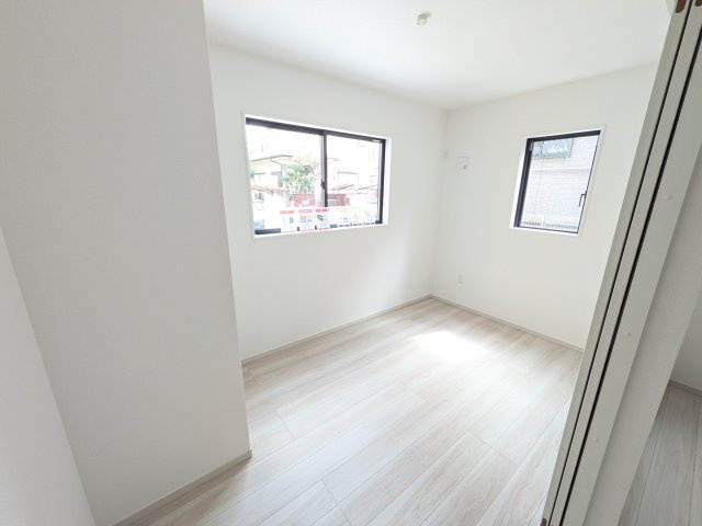 つくばみらい市西ノ台　2期　新築戸建ての洋室|リビングと繋がる多目的スペース。引き戸を開ければ広々LDK、閉じれば客間や書斎、お子様の遊び場に早変わりします。日当たりも良好です♪
