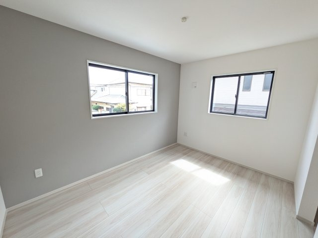 つくばみらい市西ノ台　2期　新築戸建ての洋室|バルコニーに面した２面採光で明るく開放的な洋室です。
デザイン性の高いアクセントクロスで、落ち着いた雰囲気を演出。収納力たっぷりのWIC完備で、室内をすっきりと保てます♪
