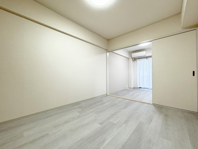 シンコーハイツの洋室