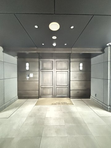 パークホームズ神戸ザ・レジデンスのエントランス|オートロックシステムや防犯カメラを備え、居住者の安心とプライバシーを守る安全性の高いアプローチです