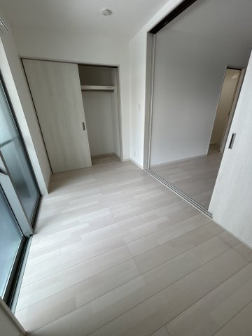 グラン寝屋川の洋室