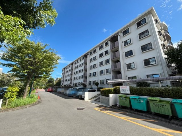 駐車場は全戸平置き、1台目6,000円、2台目8,000円でご利用いただけます。