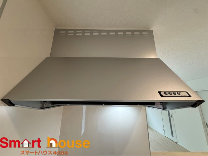 東大和市高木第１２の設備|【キッチン換気扇】
ライト機能や換気扇の強弱がつけられ、リビングに煙が行くのを防げます。