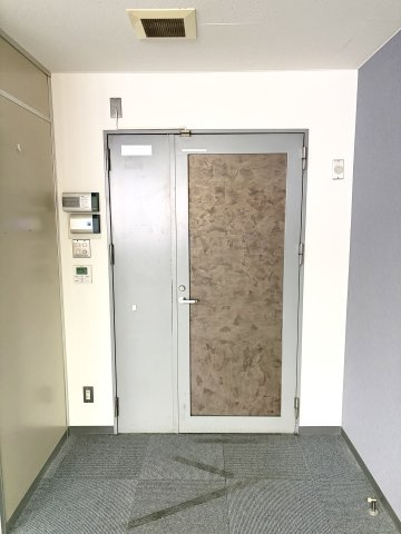 大阪市中央区内平野町２丁目の店舗事務所の玄関